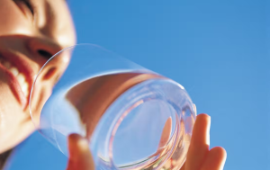 Как правильно пить воду для красоты