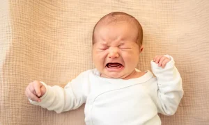 Ребёнок плачет без причины