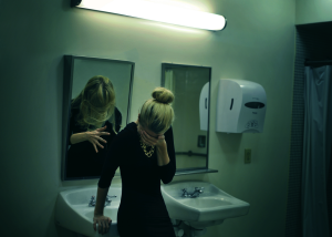 Почему опасно смотреться в зеркало ночью