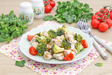 Брокколи с курицей на сковороде