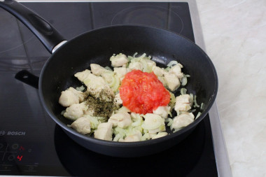 Брокколи с курицей на сковороде