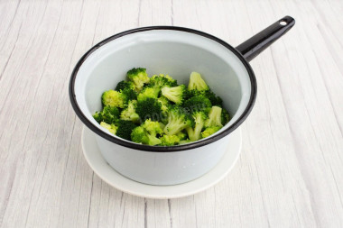 Брокколи с курицей на сковороде