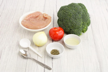 Брокколи с курицей на сковороде