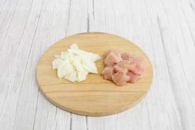 Брокколи с курицей на сковороде