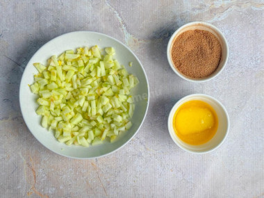 Булочки из слоеного теста с яблоками