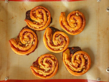 Булочки из слоеного теста с яблоками