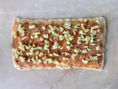 Булочки из слоеного теста с яблоками