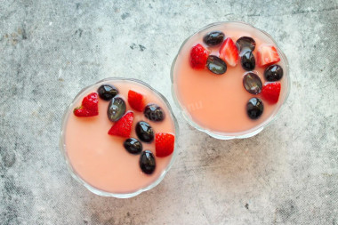 Десерт из сметаны и желатина с ягодами