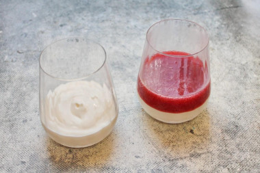 Десерт из сметаны и желатина с ягодами