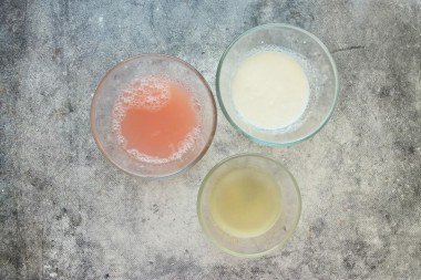 Десерт из сметаны и желатина с ягодами