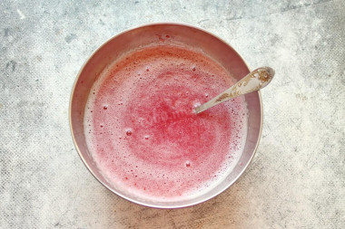 Десерт из сметаны и желатина с ягодами