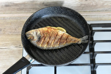 Дорадо на сковороде гриль