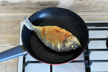 Дорадо жареная на сковороде целиком