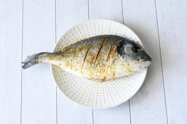 Дорадо жареная на сковороде целиком