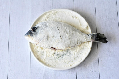 Дорадо жареная на сковороде целиком