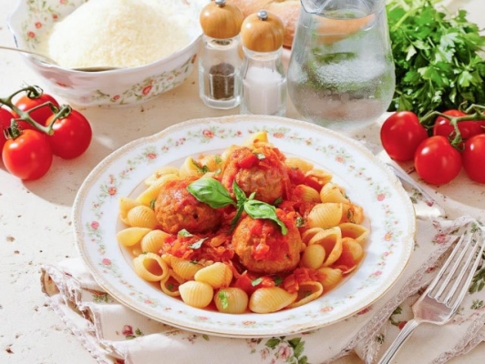 Фрикадельки в томатном соусе на сковороде