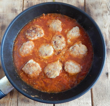 Фрикадельки в томатном соусе на сковороде