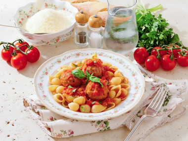 Фрикадельки в томатном соусе на сковороде