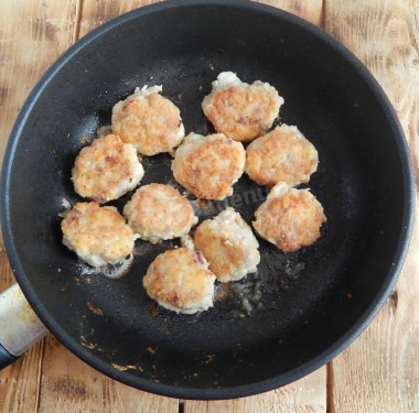 Фрикадельки в томатном соусе на сковороде