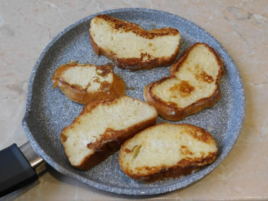 Гренки из батона на сковороде с яйцом и молоком