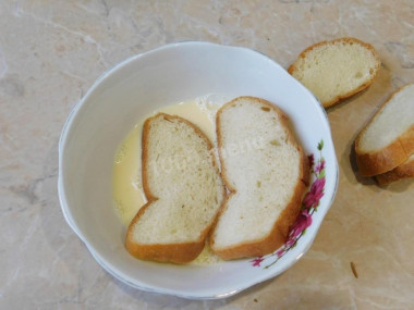 Гренки из батона на сковороде с яйцом и молоком