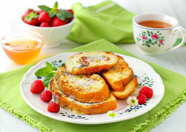 Гренки из батона на сковороде с яйцом и молоком