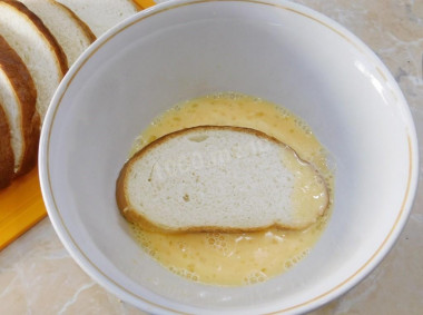 Гренки с яйцом на сковороде