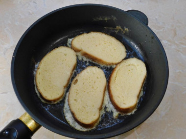 Гренки с яйцом на сковороде