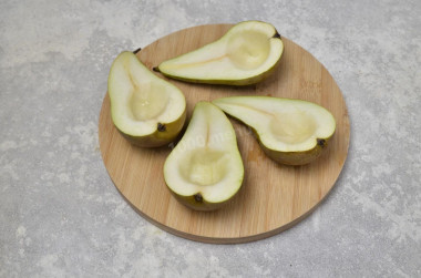 Груша с сыром камамбер в духовке