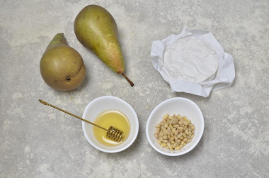 Груша с сыром камамбер в духовке