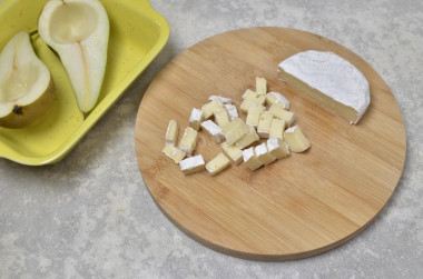 Груша с сыром камамбер в духовке