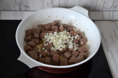 Гуляш из говядины с подливкой классический на сковороде