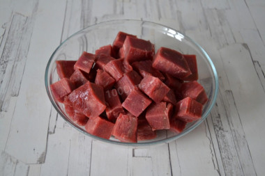 Гуляш из говядины с подливкой классический на сковороде