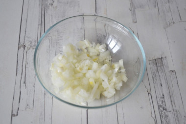 Гуляш из говядины с подливкой классический на сковороде