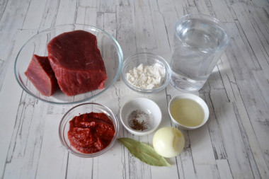 Гуляш из говядины с подливкой классический на сковороде