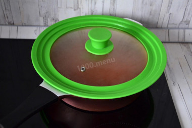 Гуляш из говядины с подливкой классический на сковороде