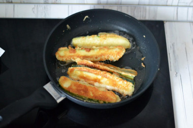 Кабачки жареные на сковороде с чесноком