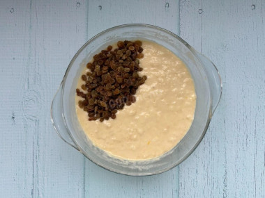 Кекс на кефире и растительном масле с изюмом