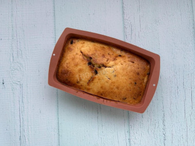 Кекс на кефире и растительном масле с изюмом