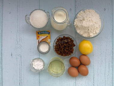 Кекс на кефире и растительном масле с изюмом