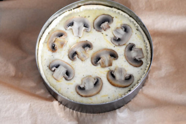 Киш с грибами и сыром