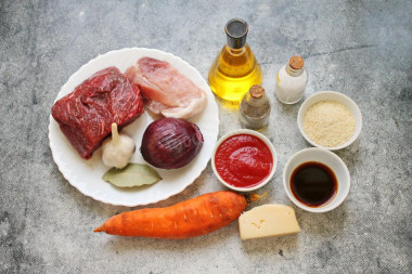 Классические фрикадельки из фарша в соусе