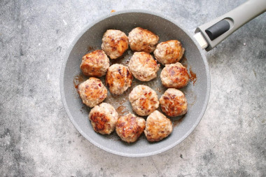 Классические фрикадельки из фарша в соусе