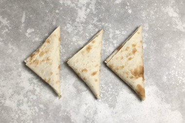 Конвертики из лаваша с разными начинками на сковороде