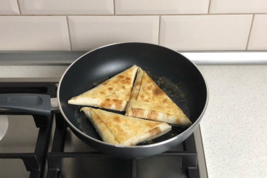 Конвертики из лаваша с разными начинками на сковороде