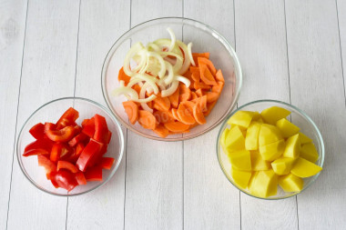 Куриная печень в горшочках в духовке