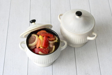 Куриная печень в горшочках в духовке