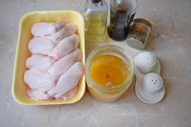 Куриные крылышки в медово соевом соусе в духовке