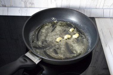 Макароны с помидорами на сковороде