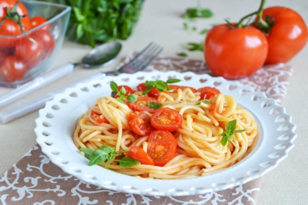 Макароны с помидорами на сковороде